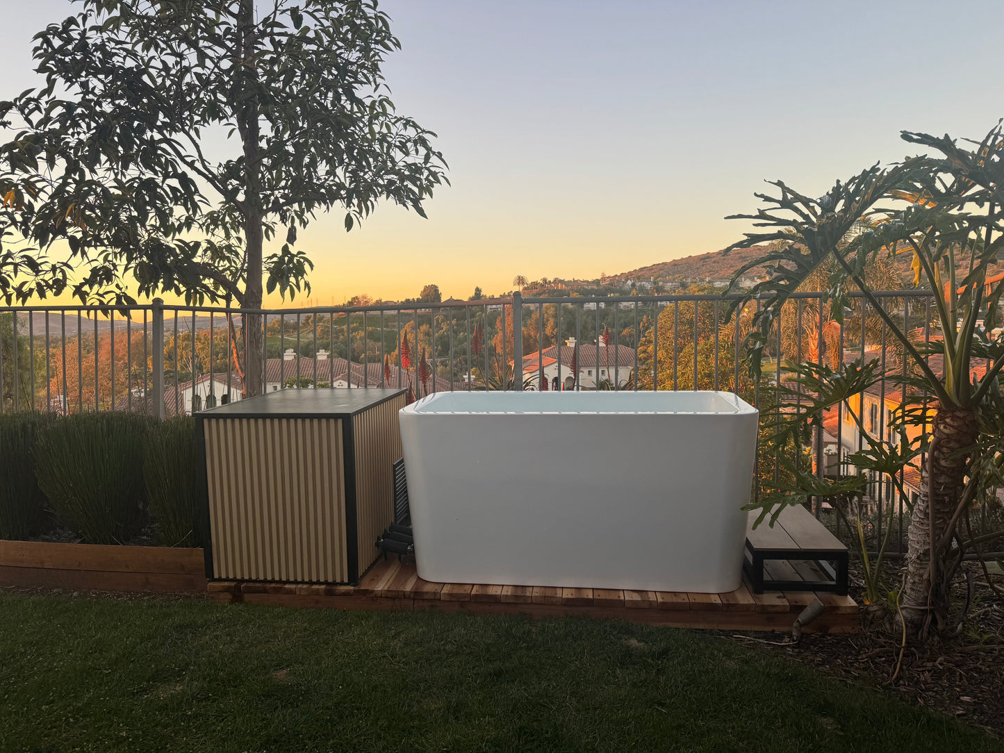 RevX Alic X Tub Cold Plunge + LUX High-Performance Chiller & Filtration System